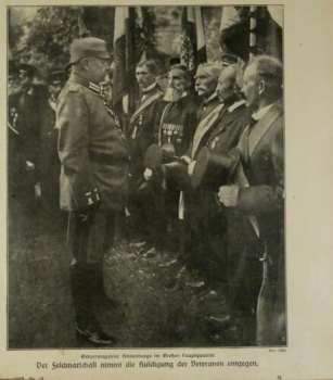 1917 - alter Druck - Geburtstagsfeier Hindenburgs im Großen Hauptquartier: Der Feldmarschall nimmt die Huldigung der Veteranen entgegen